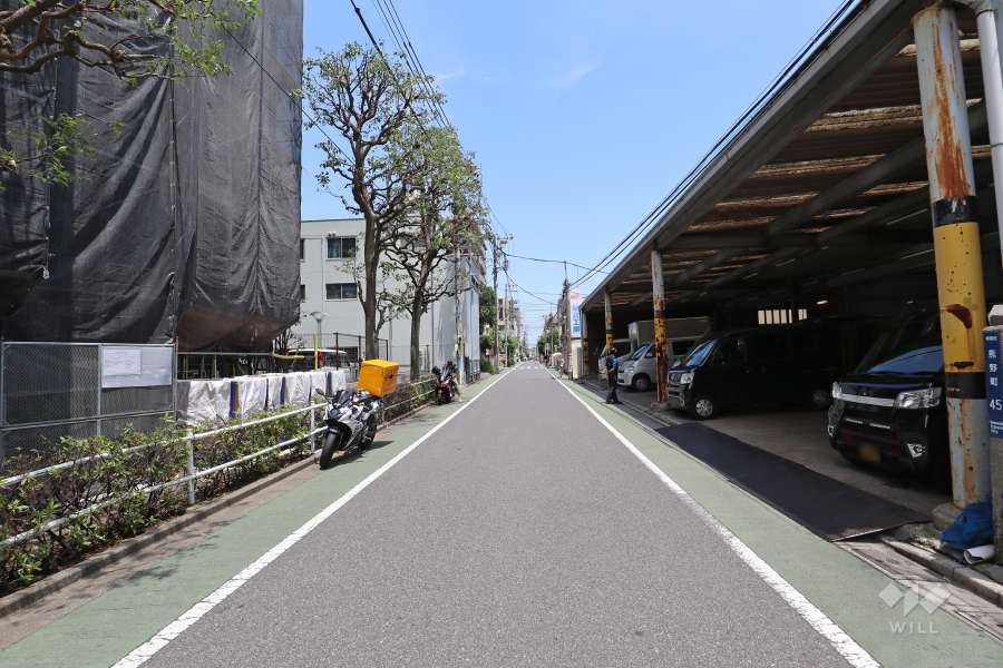 敷地西側の前面道路（南側から）