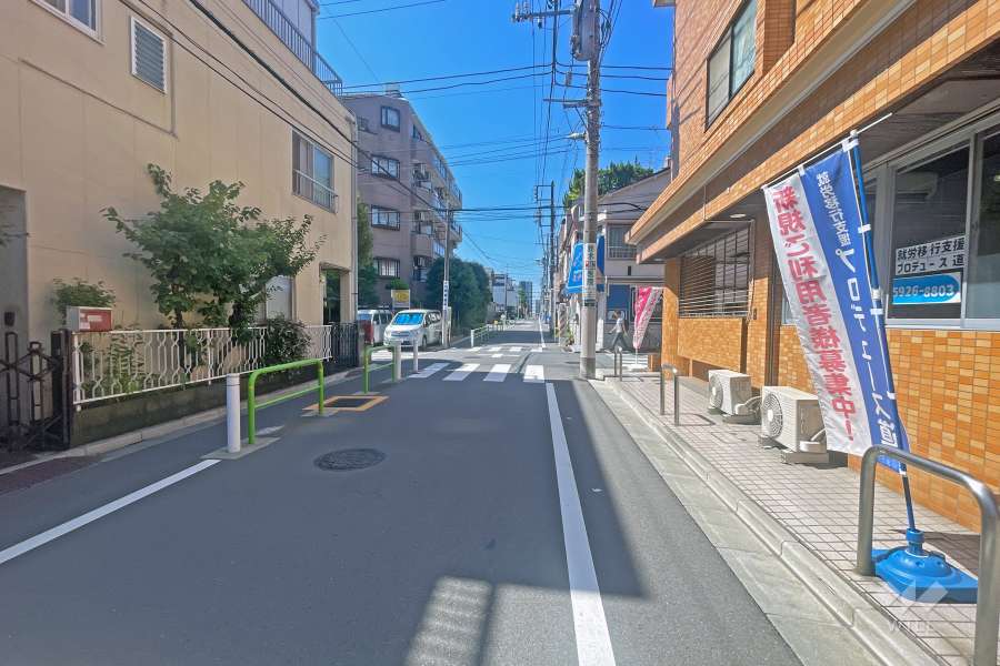 敷地の南側前面道路（東側から）