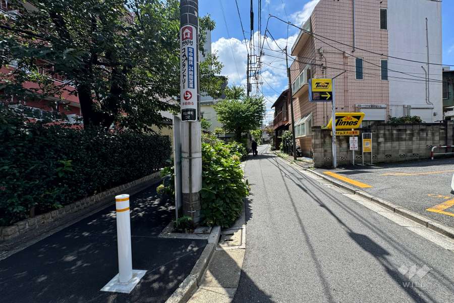 敷地西側の前面道路（北側から）