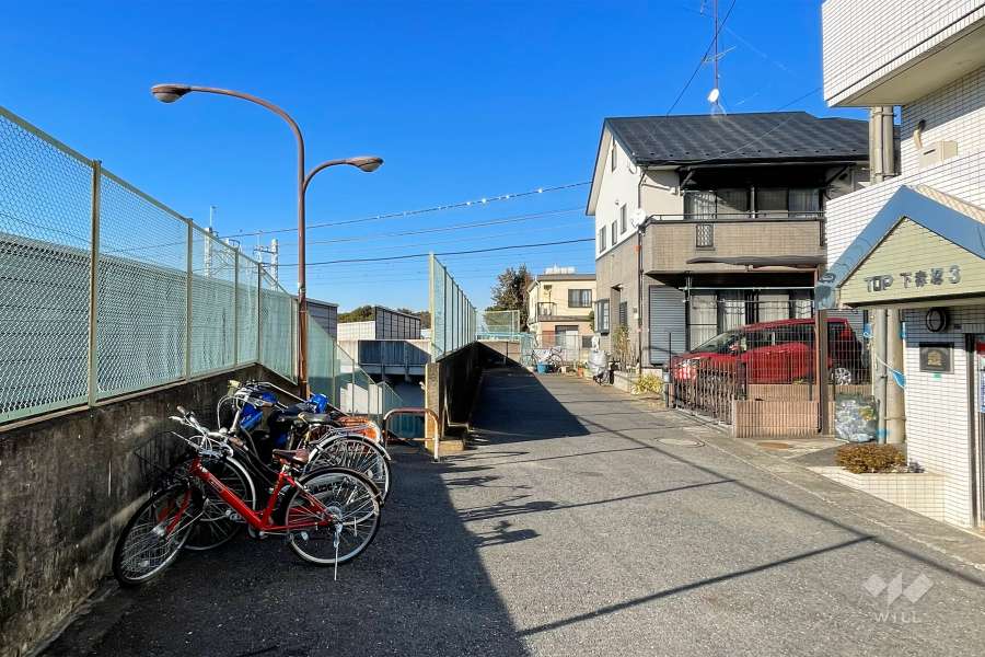 敷地西側の前面道路（南側から）