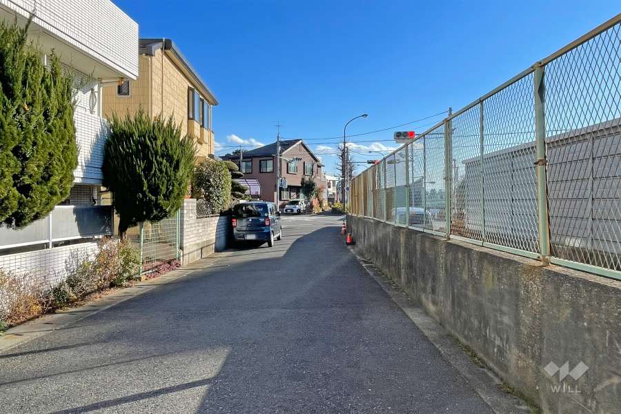 敷地西側の前面道路（北側から）