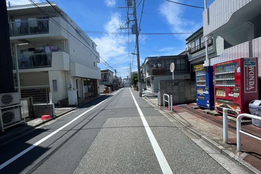 敷地南西側の前面道路（南東側から）