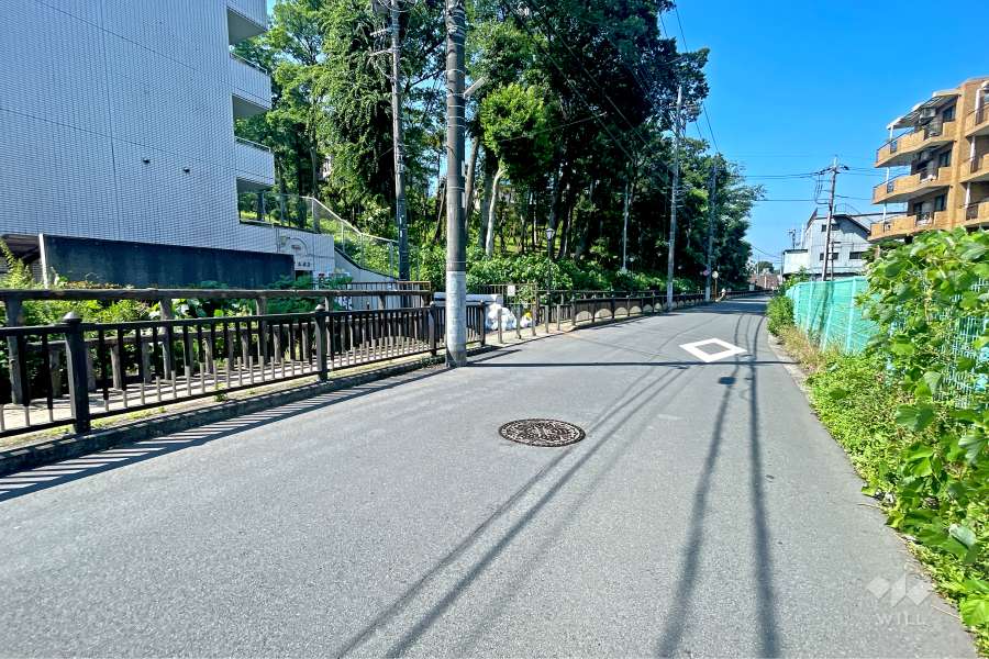 敷地の北西側前面道路（北東側から）
