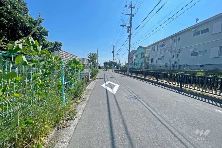 敷地の北西側前面道路（南西側から）