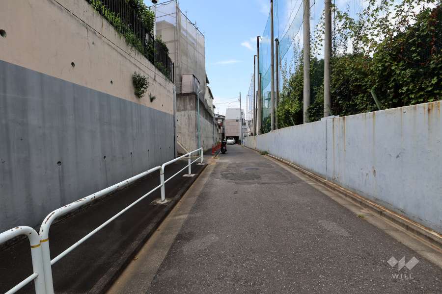 敷地北東側の前面道路（南東側から）