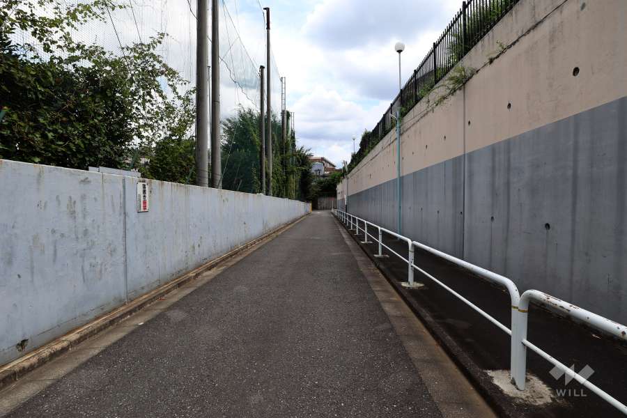 敷地北東側の前面道路（北西側から）