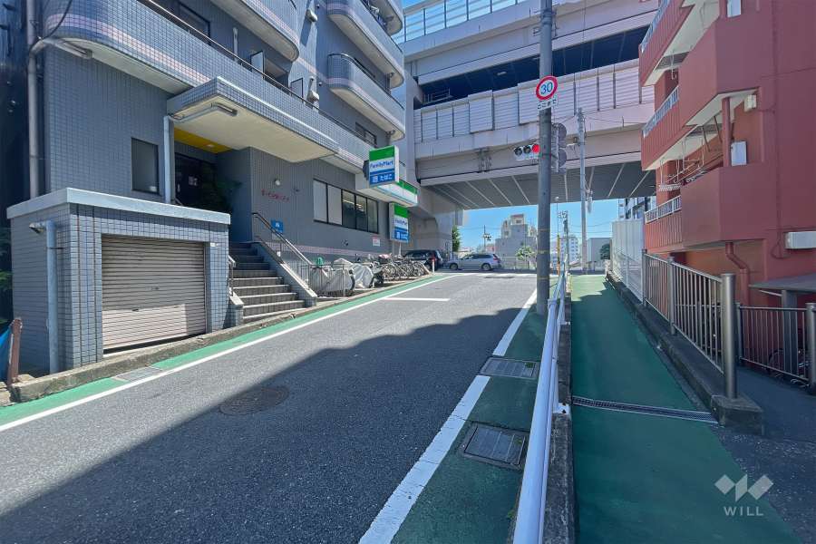 敷地北側の前面道路（西側から）