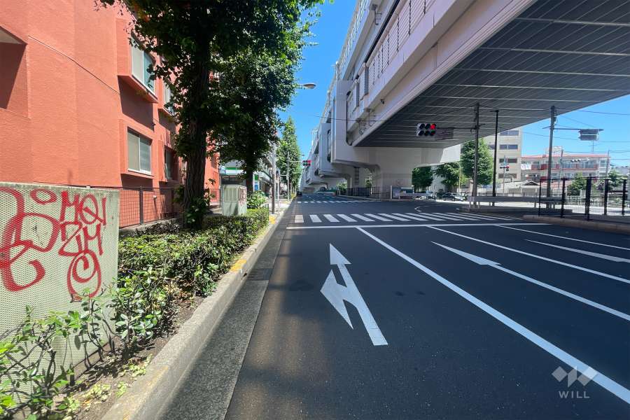 敷地東側の前面道路（南側から）