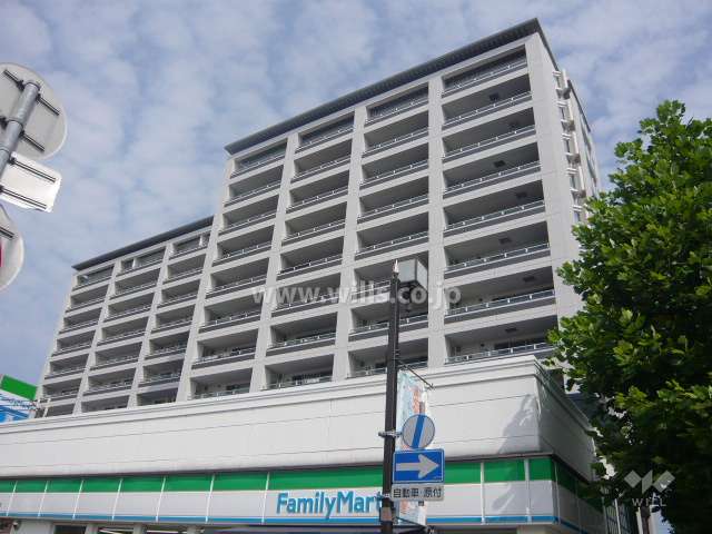 敷地南側に、コンビニ（ファミリーマート）があります。