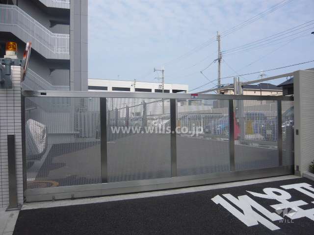 敷地内駐車場の入り口にはゲートが付いています。
