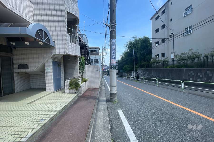 敷地東側の前面道路（南側から）