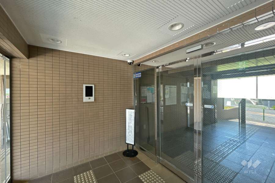 エントランスはオートロック付きです。