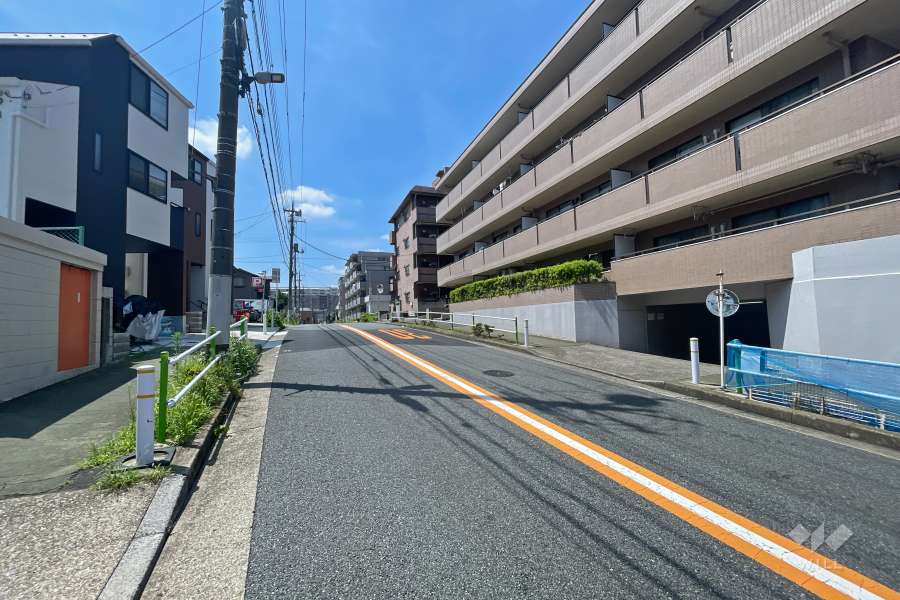敷地東側の前面道路（北側から）