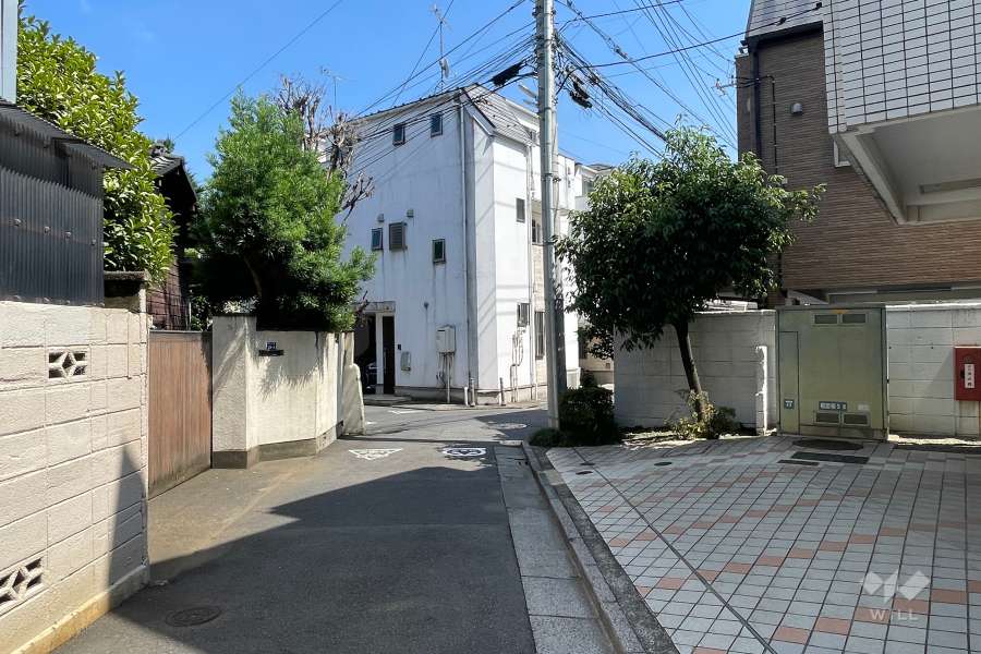 敷地北東側の前面道路（北西側から）