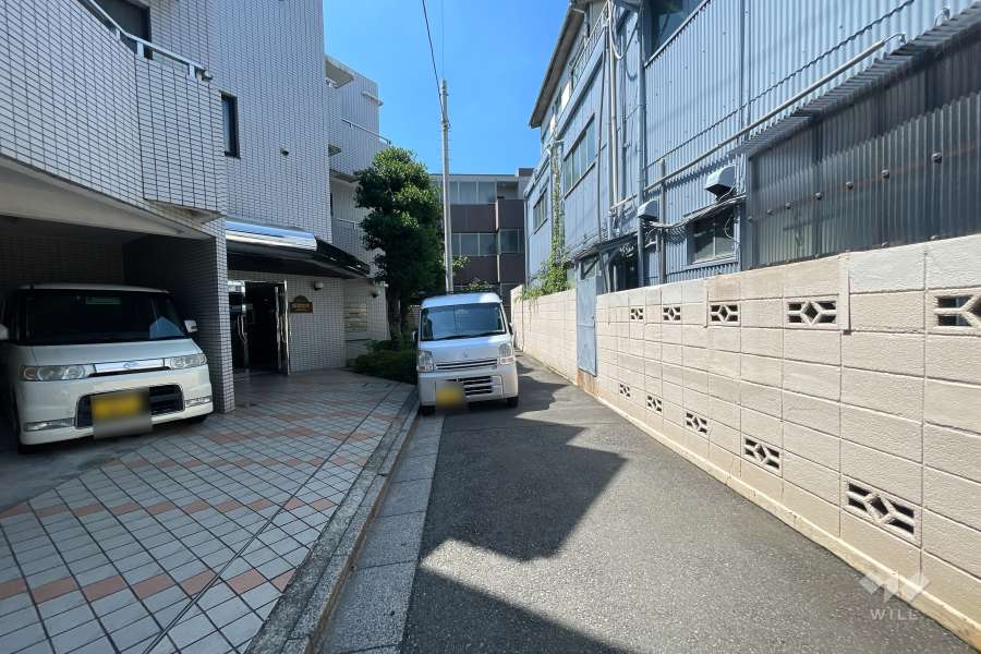 敷地北東側の前面道路（南東側から）