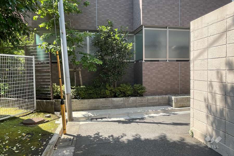 敷地北東側の前面道路（南東側から）