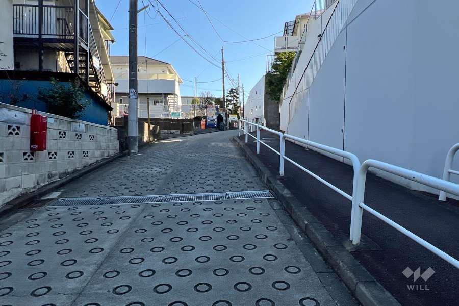 敷地北東側の前面道路