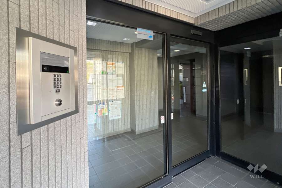 エントランスはオートロック付きです。