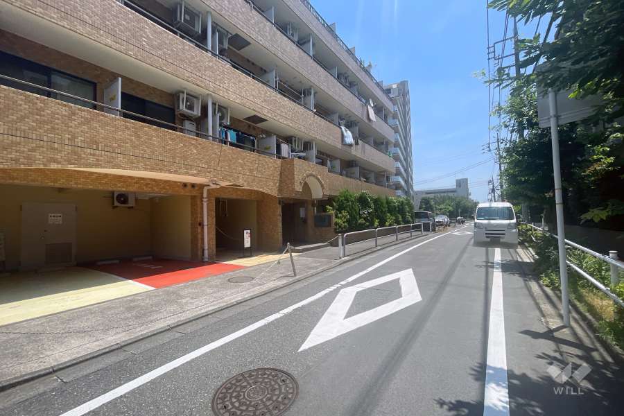 敷地の南側前面道路（西側から）