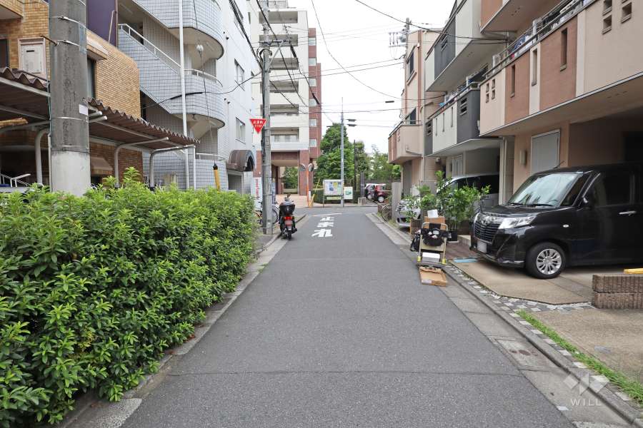 敷地北側の前面道路（東側から）