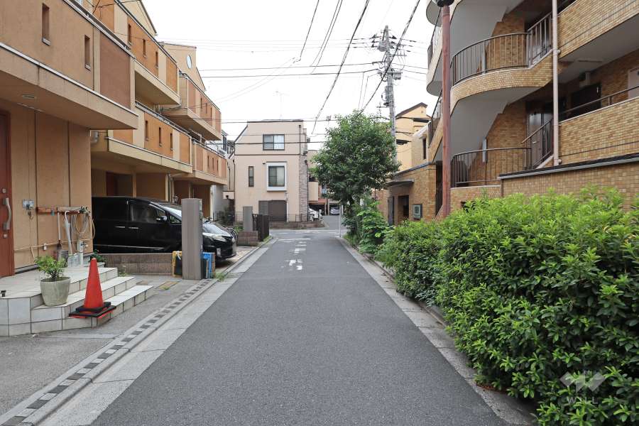 敷地北側の前面道路（西側から）