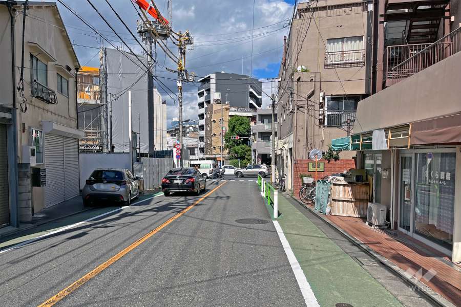敷地の北西側前面道路（南西側から）