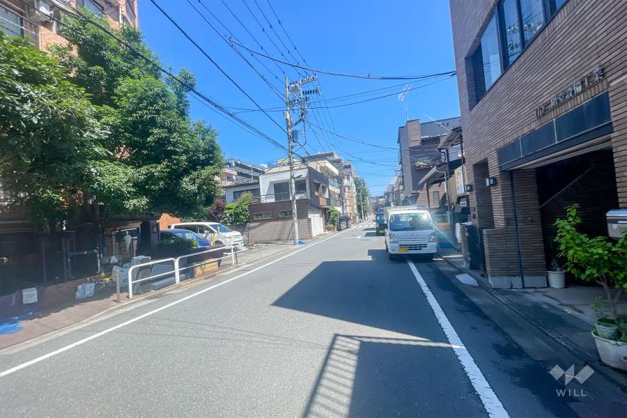 敷地東側の前面道路（南側から）