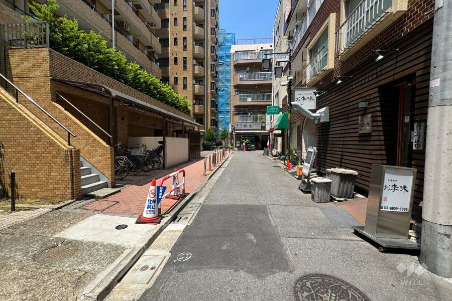 敷地の北側前面道路（東側から）