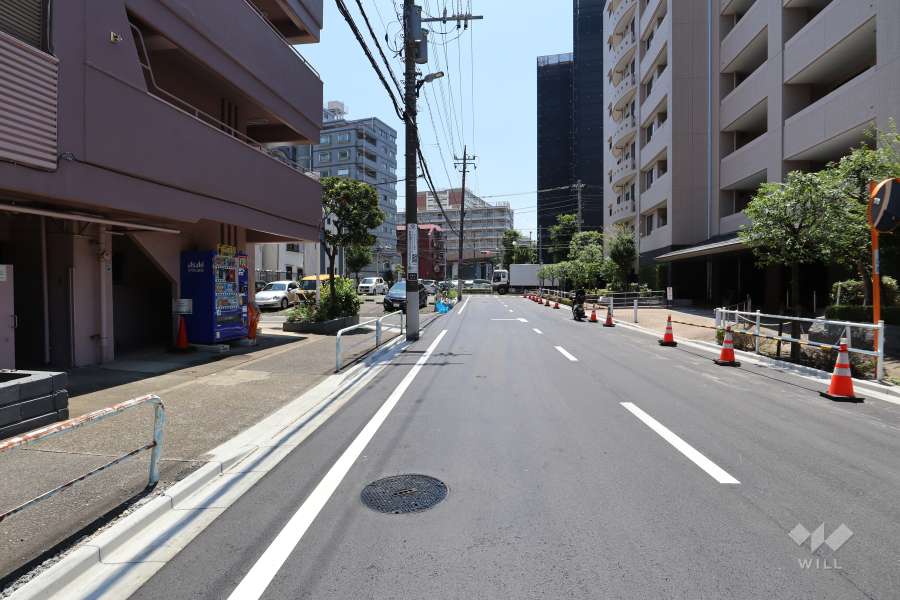 敷地南西側の前面道路（北西側から）