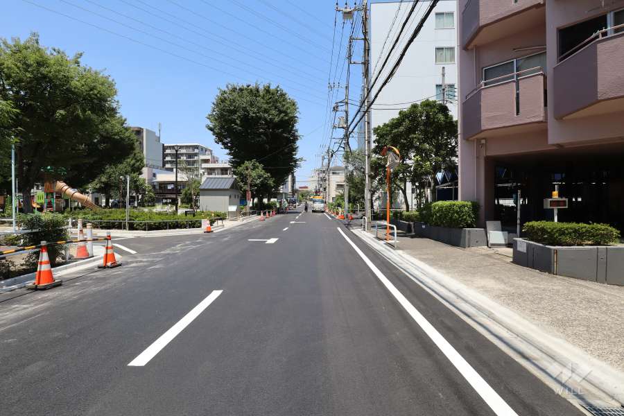 敷地南西側の前面道路（南東側から）