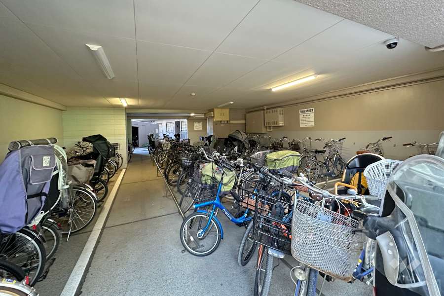 屋内に設けられた駐輪場