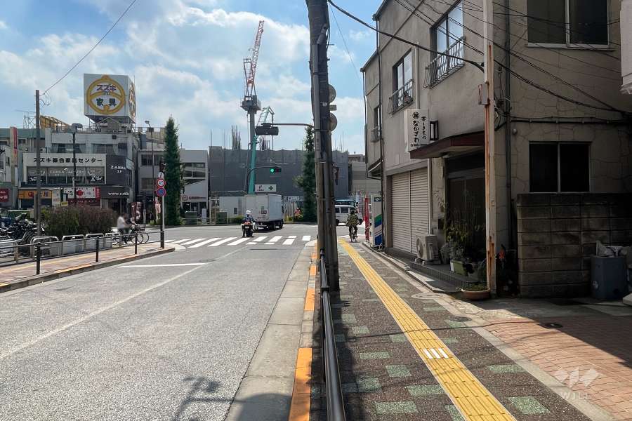 敷地南側の前面道路（東側から）