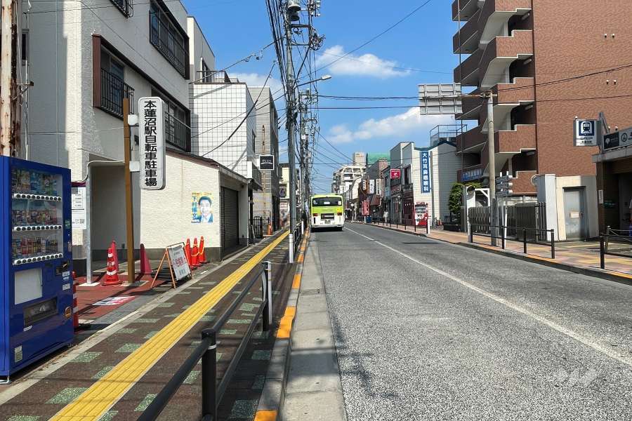 敷地南側の前面道路（西側から）