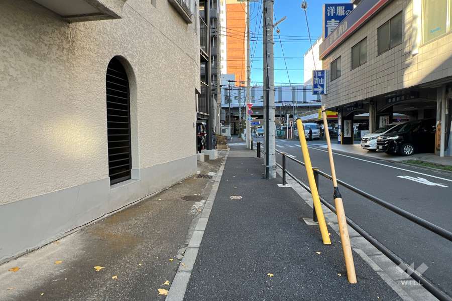 敷地の東側前面道路（南側から）