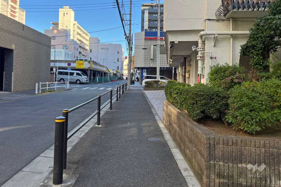 敷地の北側前面道路（西側から）