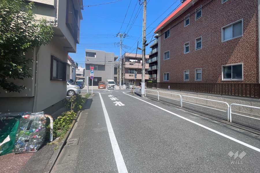敷地の南側前面道路（東側から）