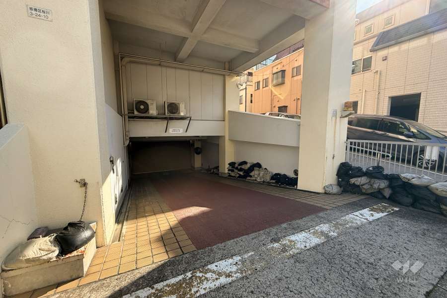 駐車場の出入り口（シャッター付き）