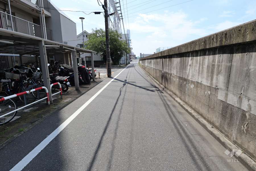 敷地北東側の前面道路（南東側から）