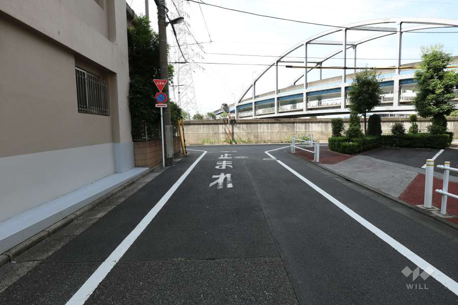 敷地南東側の前面道路（南西側から）