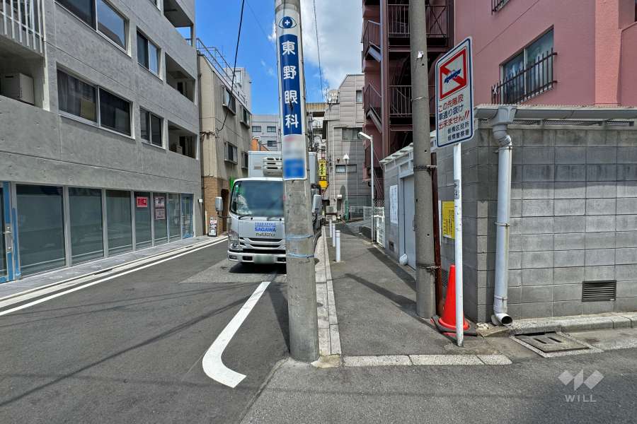 敷地西側の前面道路（南側から）