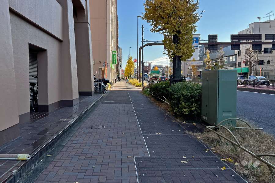 敷地南西側の前面道路（北西側から）