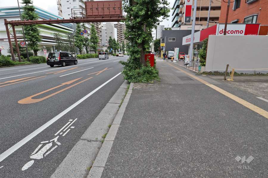 敷地北東側の前面道路（北西側から）