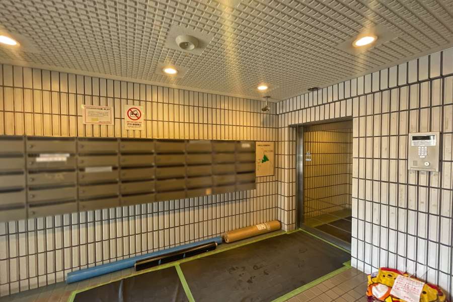 エントランスはオートロック付きです。