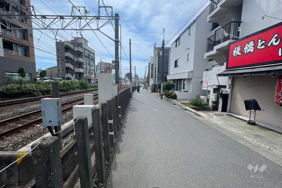 敷地の北東側前面道路（北西側から）