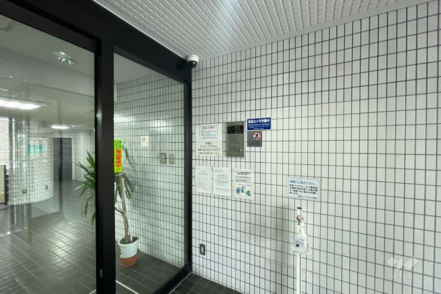 エントランスはオートロック付きです。