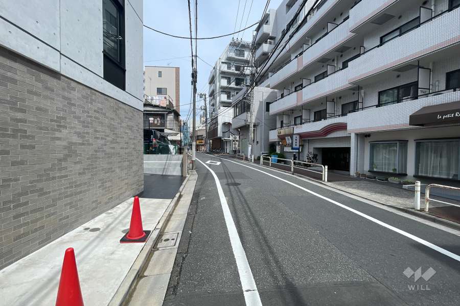 敷地の南西側前面道路（南東側から）