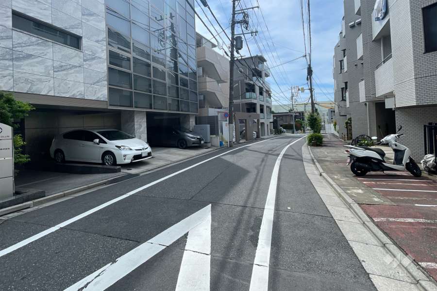 敷地の南西側前面道路（北西側から）