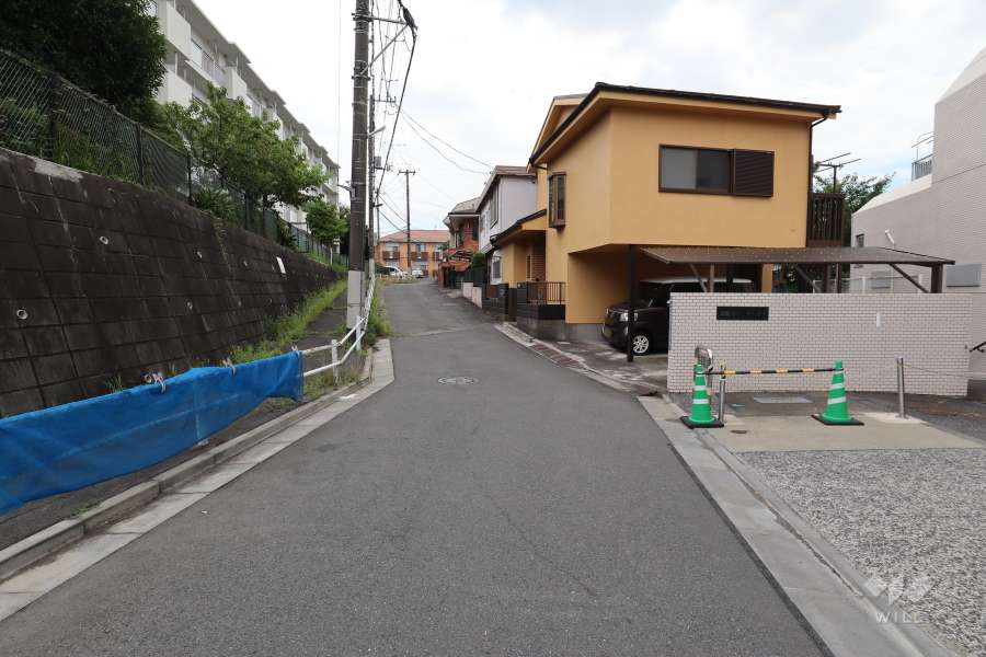 敷地北側の前面道路（西側から）
