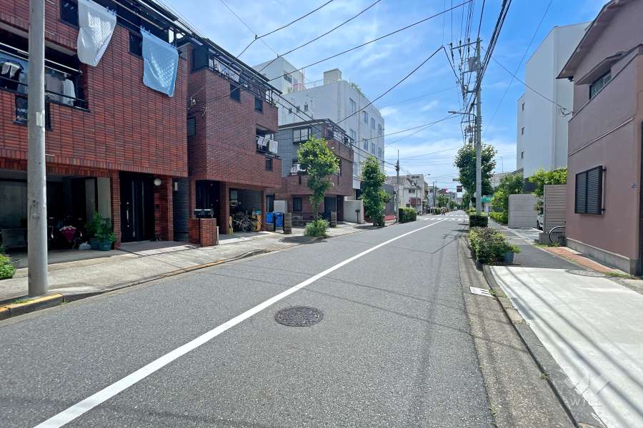 敷地の南側前面道路（東側から）