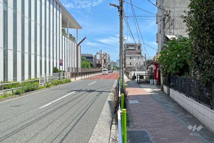 敷地の北側前面道路（西側から）